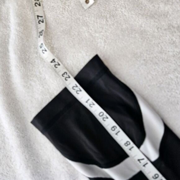 Lululemon Run: Inspire Crop II Black/white Size 4 W6830S. MSRP $89.00 - Picture 9 of 12